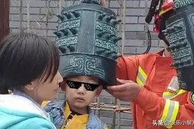 “爸爸，我卡住了！”萌娃卡栏杆崩溃大哭，父子俩对话太逗了图片