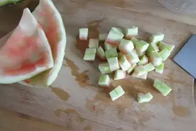 夏季吃完水果，果皮装进水瓶里，发酵“果皮水”，不比肥料差图片