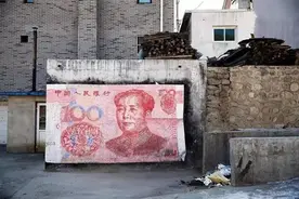 央美教授改造壁画村惹争议！画得太抽象村民看不懂！画完收入翻倍图片