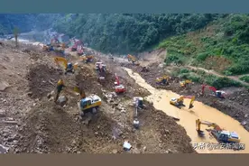 争分夺秒！镇巴每天出动60余台大型机械疏通导流堰塞湖图片