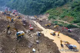 争分夺秒！镇巴每天出动60余台大型机械疏通导流堰塞湖图片