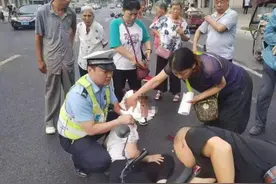 女孩骑电动车摔到后脑勺鲜血直流 民警提醒佩戴头盔很重要图片