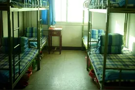 14岁男孩住校，晚上抱着父母的东西入睡，一天2个电话，要走读图片