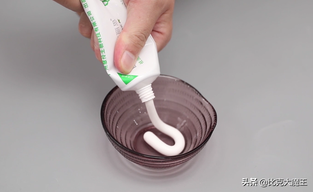 白墙脏了不用重新刷，用这4样东西擦一擦，墙壁白净如新，厉害了