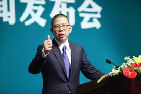 从泥瓦匠干到记者，这位中国人靠卖矿泉水成了亚洲首富？图片