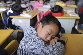 深圳一小学中午趴桌子睡觉要收300管理费 教育局：叫停视频封面