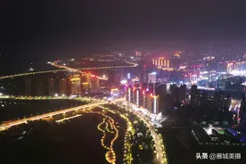 航拍衡阳高新区蒸水风光带夜景：蒸水蜿蜒，夜景斑斓，美轮美奂图片