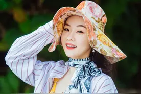 霍思燕沙滩大片清新灵动 黄色碎花泳装裙衬肤白图片