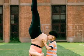 刘璇不愧是体操冠军，怀孕还能倒立练瑜伽，身材气质可真高级图片