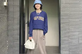 周雨彤帅气私服，蓝色徽标卫衣搭配灰色运动裤，演绎率性俏皮女孩图片