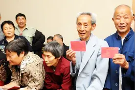 农民朋友养老金又涨了，老百姓每月能保障基本生活吗？视频封面