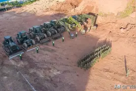 干啥像啥的兵哥，开挖掘机能四两拨千斤！图片