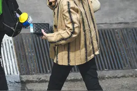孟美岐黄色条纹外套戴渔夫帽，色系清爽舒适，山支大哥酷飒背影杀图片