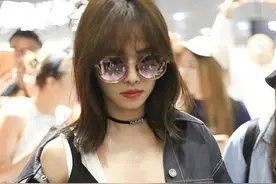 39岁的蔡依林依旧大胆敢穿，“内衣外穿”走机场，堪称前卫女王图片