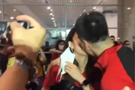 爱情事业双丰收！天津女排2大名将被男友求婚，场面温馨极其浪漫图片
