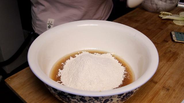 传统五仁月饼的正确做法，从和面到调馅，步骤详细，味道正宗