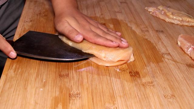 我家从来不买炸鸡排，自制爆浆鸡排吃着更过瘾，一口爆浆，爽歪歪