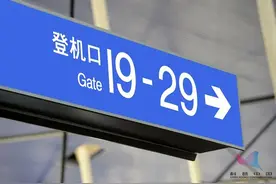 为什么空姐脖子上总系一条丝巾？竟然还有这种作用！图片