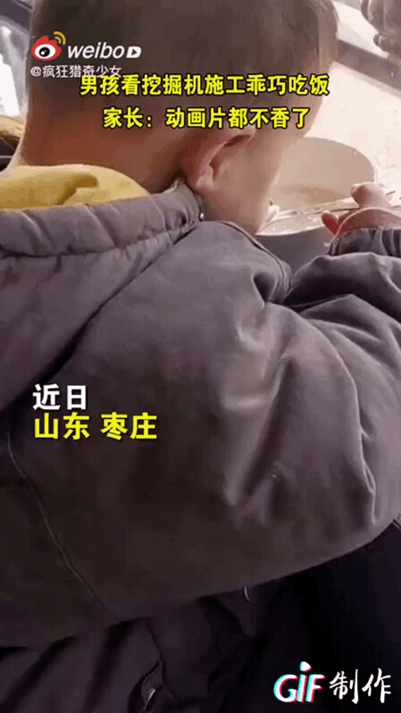 男孩能有多痴迷挖掘机？网友：你是在我家装了摄像头吗