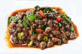 爆炒螺丝，只要加一个步骤，做出来的螺丝轻松就能吸出肉来图片