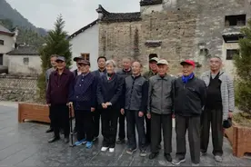 石台县离退休老干部老党员踊跃捐款践初心图片