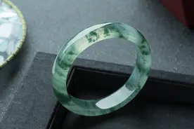 佩戴的玉镯断了，继续戴还是换新的好？图片