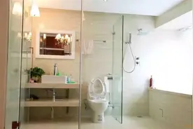 玻璃沐浴房会爆炸？看到碎了一地的玻璃碴子，我默默的换上了浴帘图片