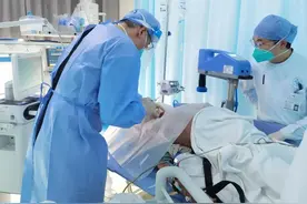 气到抢救！深圳男子和同事吵架险“气死”！1个半钟“鬼门关”捞回图片