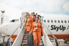 空姐要变身了！乌克兰航空公司率先规定，空姐可穿长裤和运动鞋图片