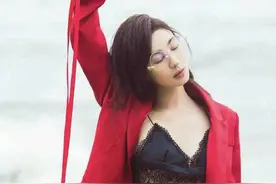李菲儿 红色西装内搭黑色蕾丝吊带，性感又撩人图片