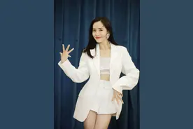 王智穿搭时尚有个性，长款白色西装搭高腰短裤，又美又帅图片