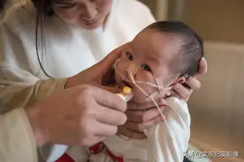 幼儿"基因突变"，重症难医，父母泪流满面话心酸图片