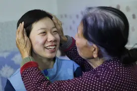 老人收养残疾女孩25年，捡废品供她上学，如今是国家二级运动员图片