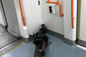 “代驾小哥”将折叠车带进地铁占用无障碍区域图片