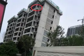 男子爬上红星天铂在建顶楼！险象环生图片