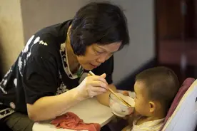 1岁宝宝爱喝奶奶熬的粥，儿媳妇偷偷尝了一口，气得把孩子带回家图片
