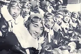 敌我空军激战，伤亡惨重，女子得知男友牺牲，不忍诀别，举枪自杀图片
