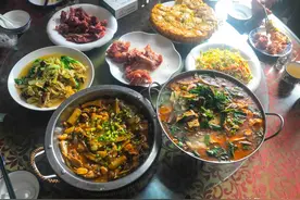 老同学小聚，花313元吃1桌农家菜，网友：这吃法让人受不了图片