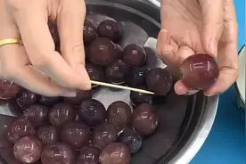 葡萄用牙签划一下就能轻松去皮去籽，好百邻育婴师这招值得学图片