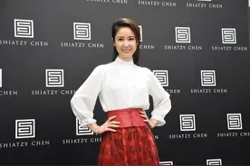 44岁林心如现身活动，穿衬衫配红色半裙，笑容甜美脸上没皱纹图片