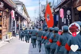 大连日本风情街上出现了一队身穿抗日军服的靓仔，大快人心啊😀图片