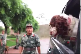最后的拥抱！警犬退役离别跳车奔向训导员图片