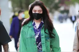 绿色外套也太吸睛了，贴合春夏的活泼气息，最重要的是超级显白！图片
