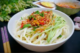 大热天，教你做凉面，调料这样拌，味道一绝，连吃三碗才过瘾图片