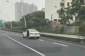 车自己跑了！上海一女司机大马路上狂追，还用手拉车门，想要打开图片