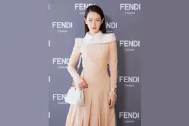戚薇气场全开，穿一条拼色连衣大秀“蚂蚁腰”，一般人驾驭不住图片