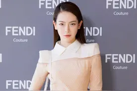 戚薇气场全开，穿一条拼色连衣大秀“蚂蚁腰”，一般人驾驭不住图片