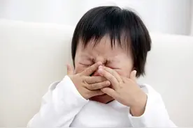 新生儿几个月能学会坐？早于这个时间不一定是好事，宝妈要会自查图片