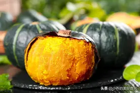 秋天，南瓜烤着吃更香，咬一口粉糯香甜，比糖炒栗子还馋人图片