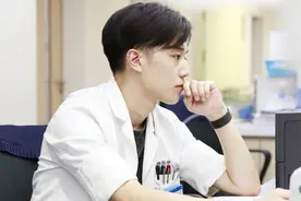 医生徐晔：17岁上985，25岁博士毕业，因颜值出众备受困扰图片